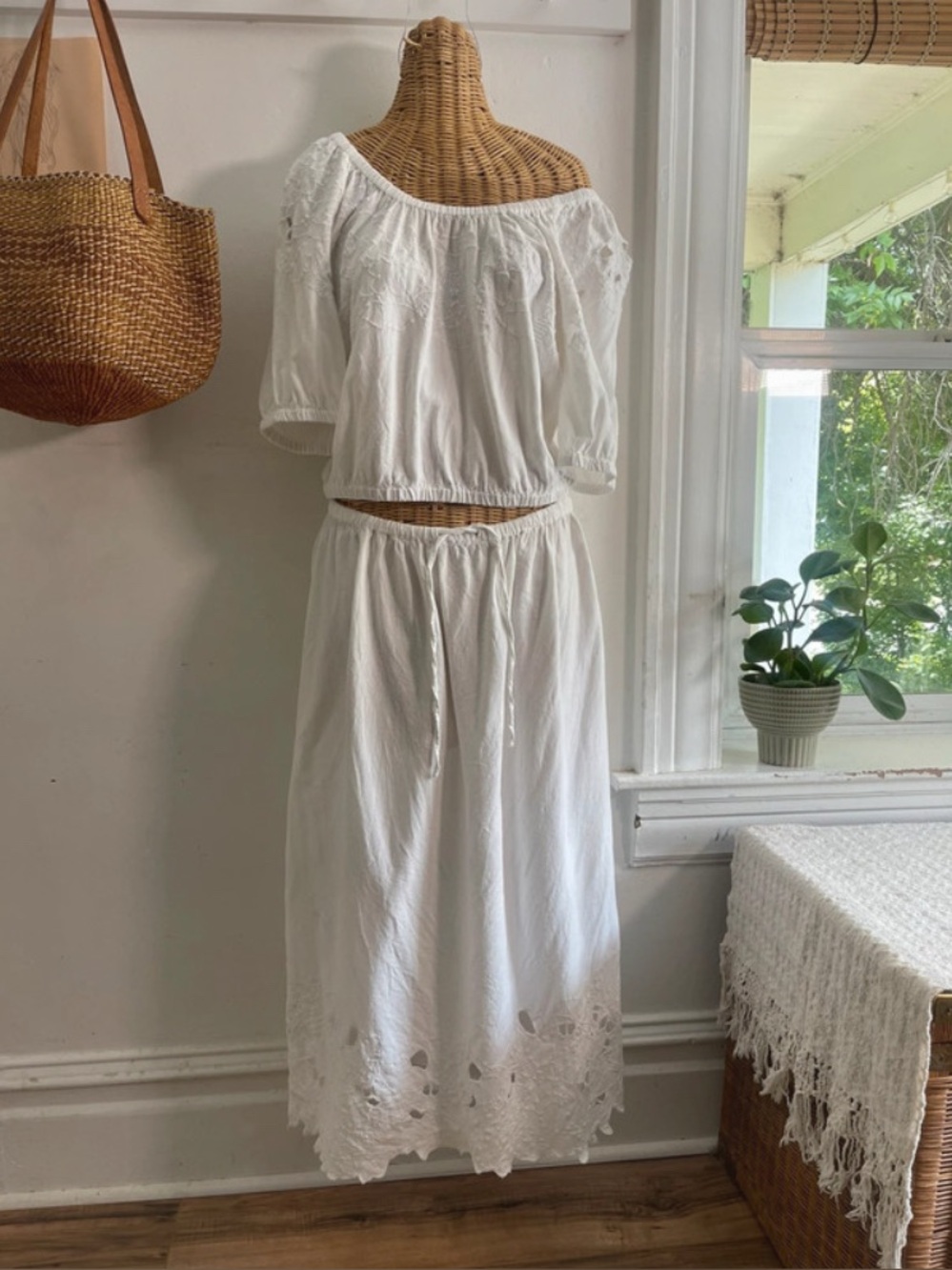 UNIVERSAL THREAD PEASANT BLOUSE  AND SKIRT Large / X large